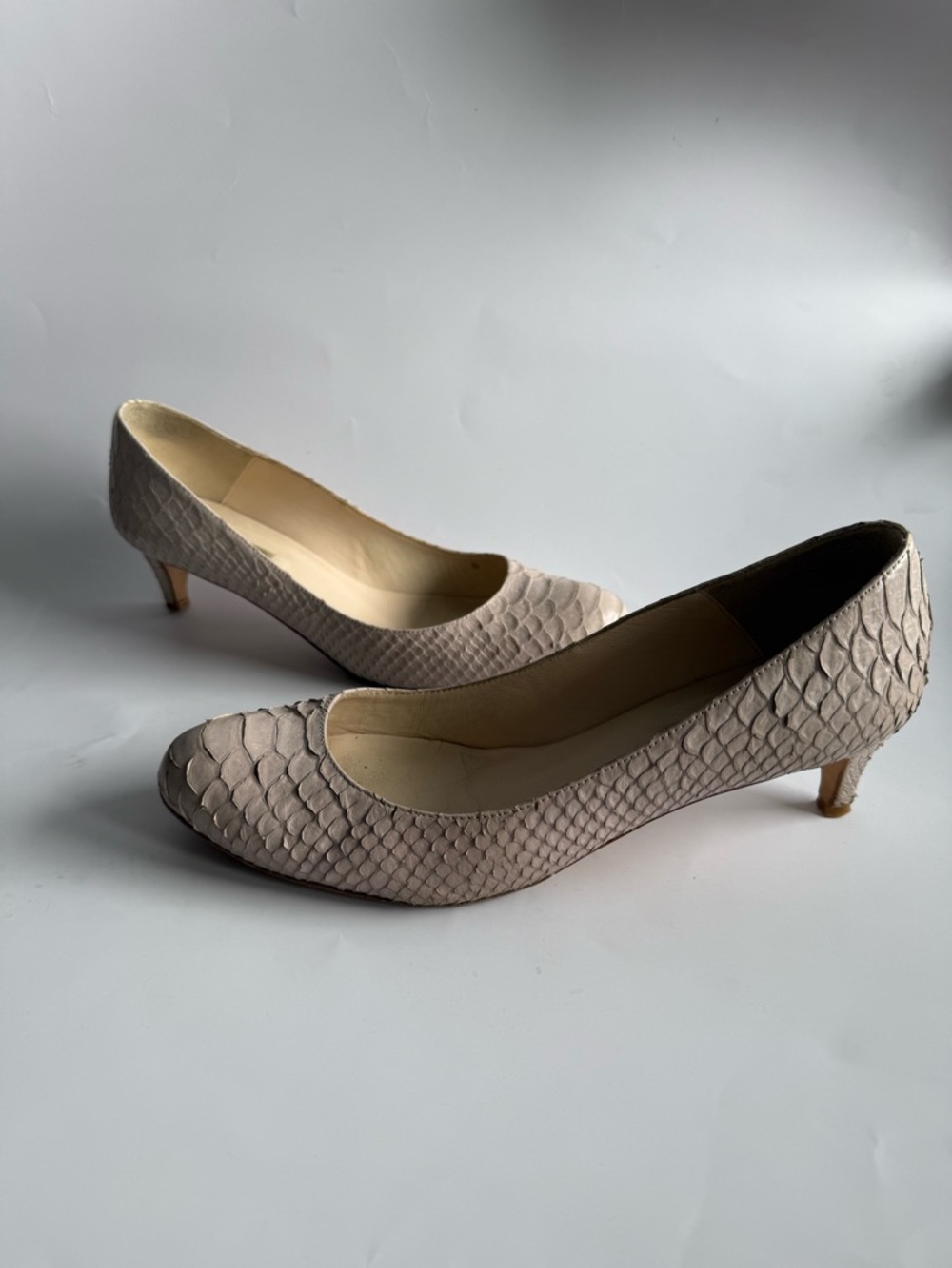 L. K. Bennet Vintage Cream Textured Heel Pumps in size 39.5/insole length 25 cm